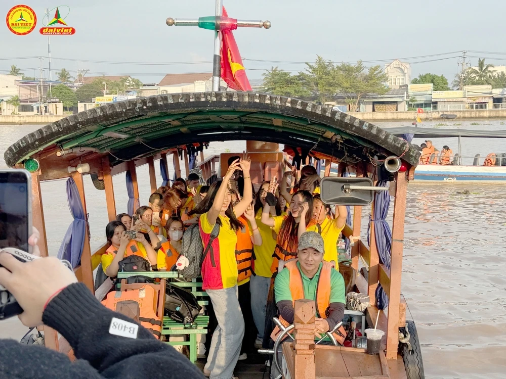 Tân Sinh Viên Đại Việt 2025 Tham Quan Chợ Nổi Cái Răng Đợt 5