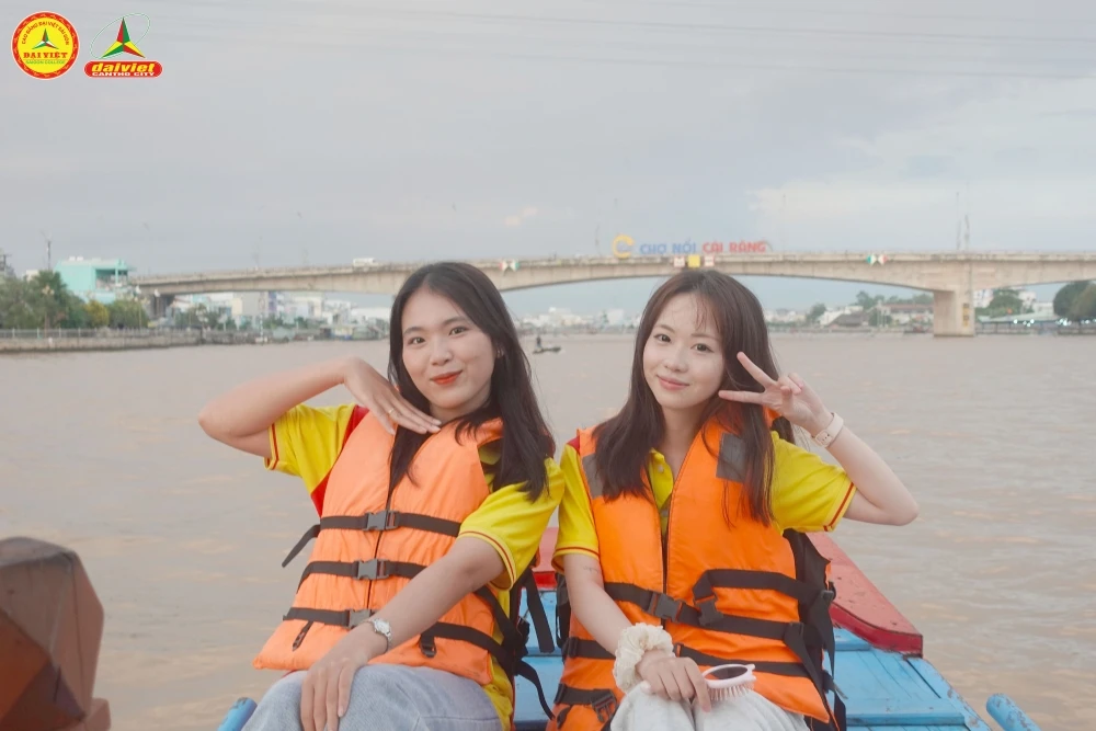 Tân Sinh Viên Đại Việt 2025 Tham Quan Chợ Nổi Cái Răng Đợt 5