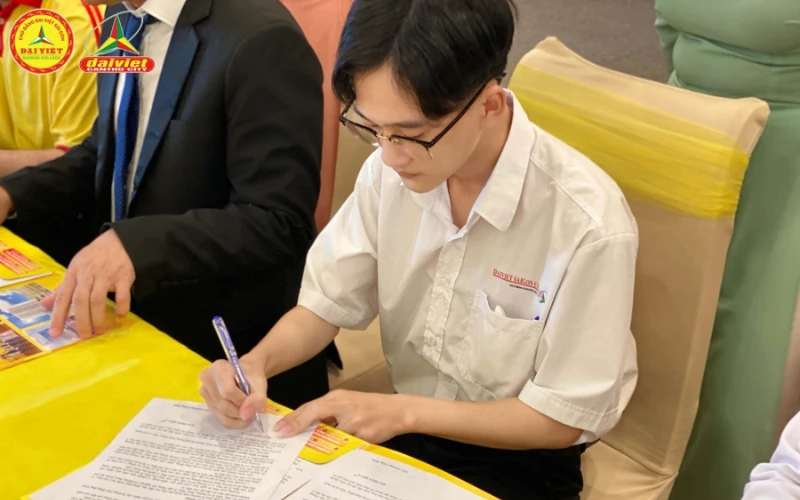 Chương Trình Ký Hợp Đồng Cam Kết Và Giới Thiệu Việc Làm Với Sinh Viên Khóa 2023