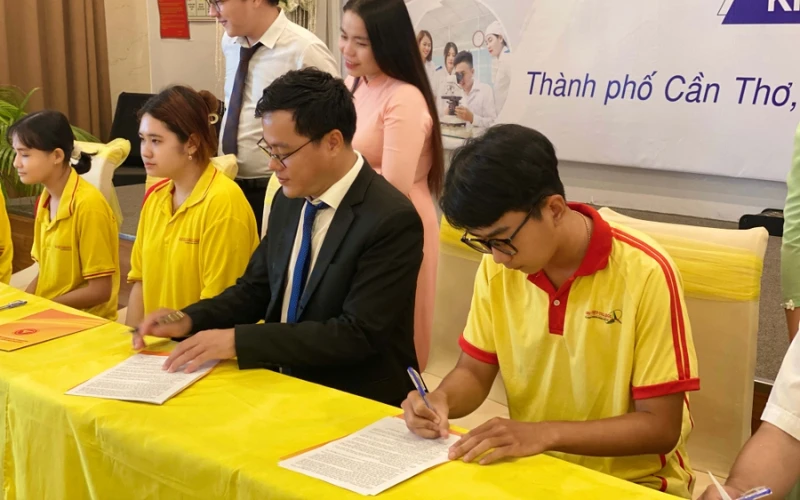 Chương Trình Ký Hợp Đồng Cam Kết Và Giới Thiệu Việc Làm Với Sinh Viên Khóa 2023